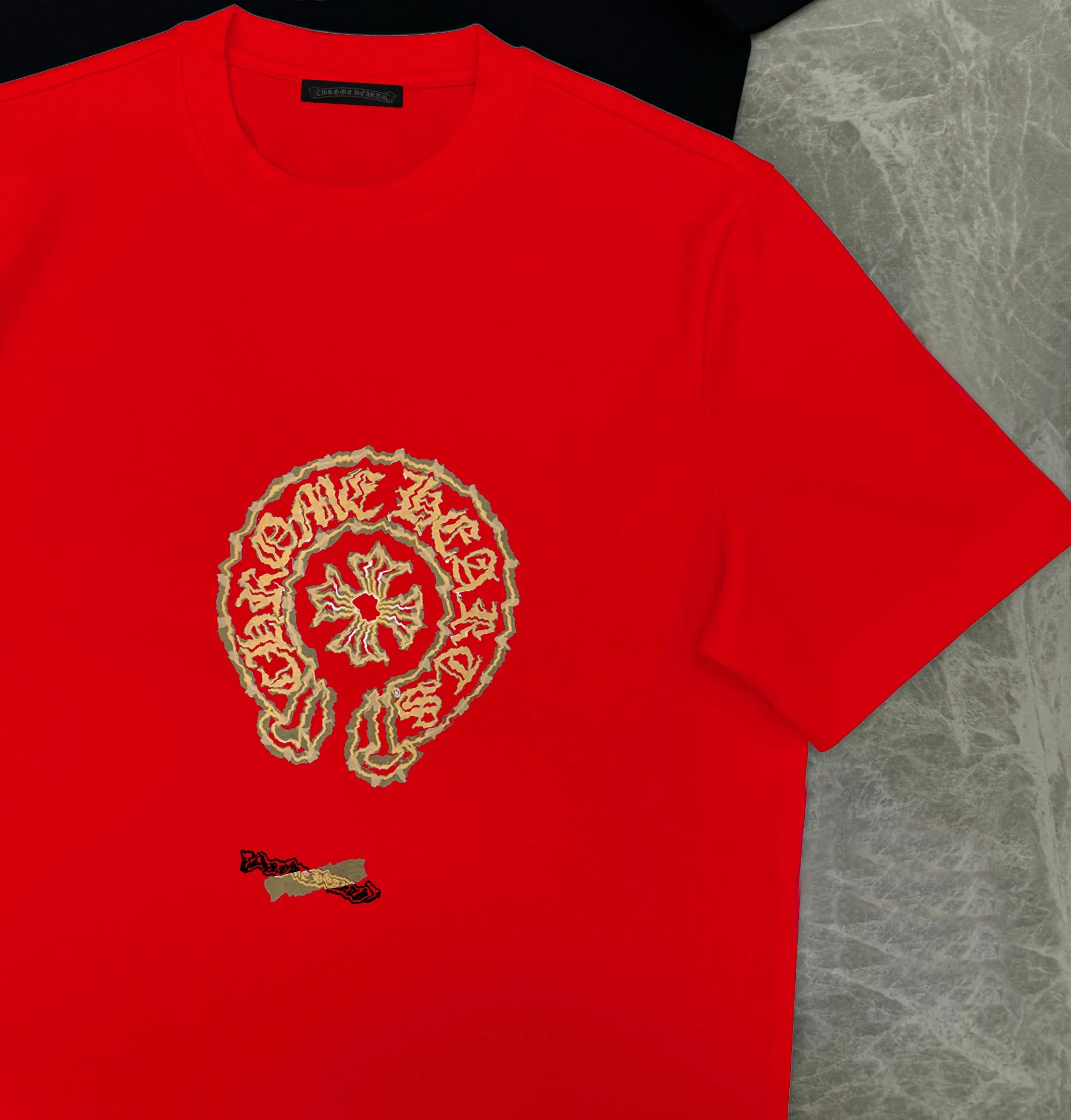 🅿️190 Croix Heart 🔥Pang Ge’s Gospel, the maximum xxl can wear 210 pounds 🐮Higher version 🆕 Top round neck casual short sleeves 👍Advanced customization and versatile style. Anyone can easily control it. The fabric is fully customized. The latest logo design of the luxury classic brand on the chest is very classy. 👍A must buy for those who know the goods! The tailoring is slim-fitting, very refined, shows off aura, and highlights the sophistication of business men. This is unique, it fits just right, and the upper body effect is great! Size: s-xxl
